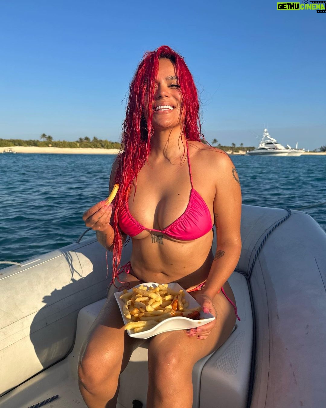 KAROL G - 7.3 Million Likes - Quería un día para mi, para agradecer y disfrutar … y así se ve en fotos ☀️🌊🐠🦀🌴🌺