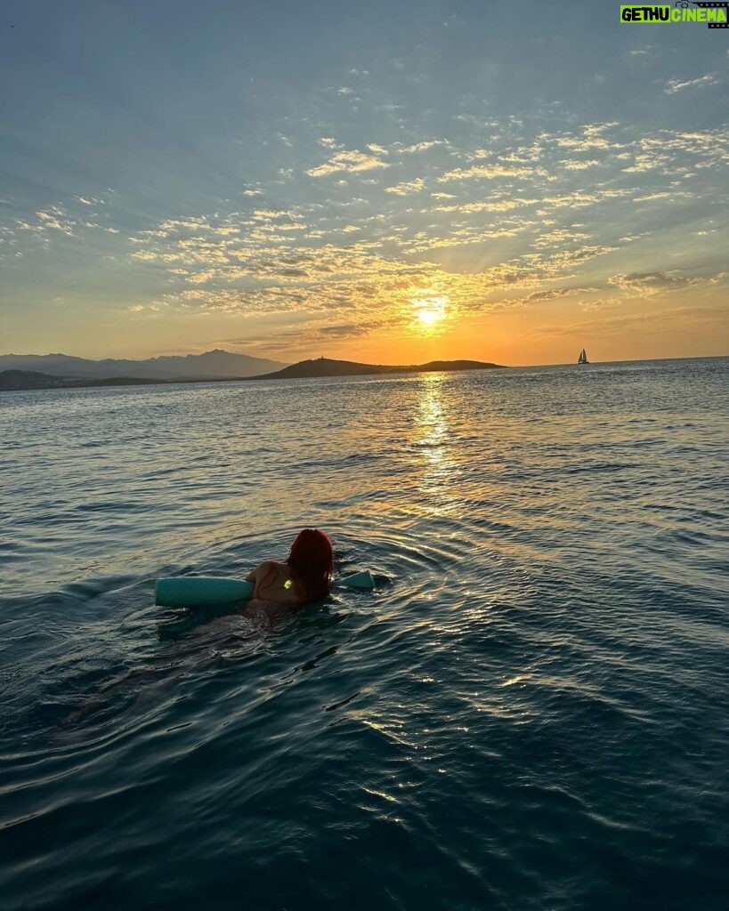 KAROL G Instagram - Quería un día para mi, para agradecer y disfrutar … y así se ve en fotos ☀🌊🐠🦀🌴🌺 Isla del Encanto, Puerto Rico