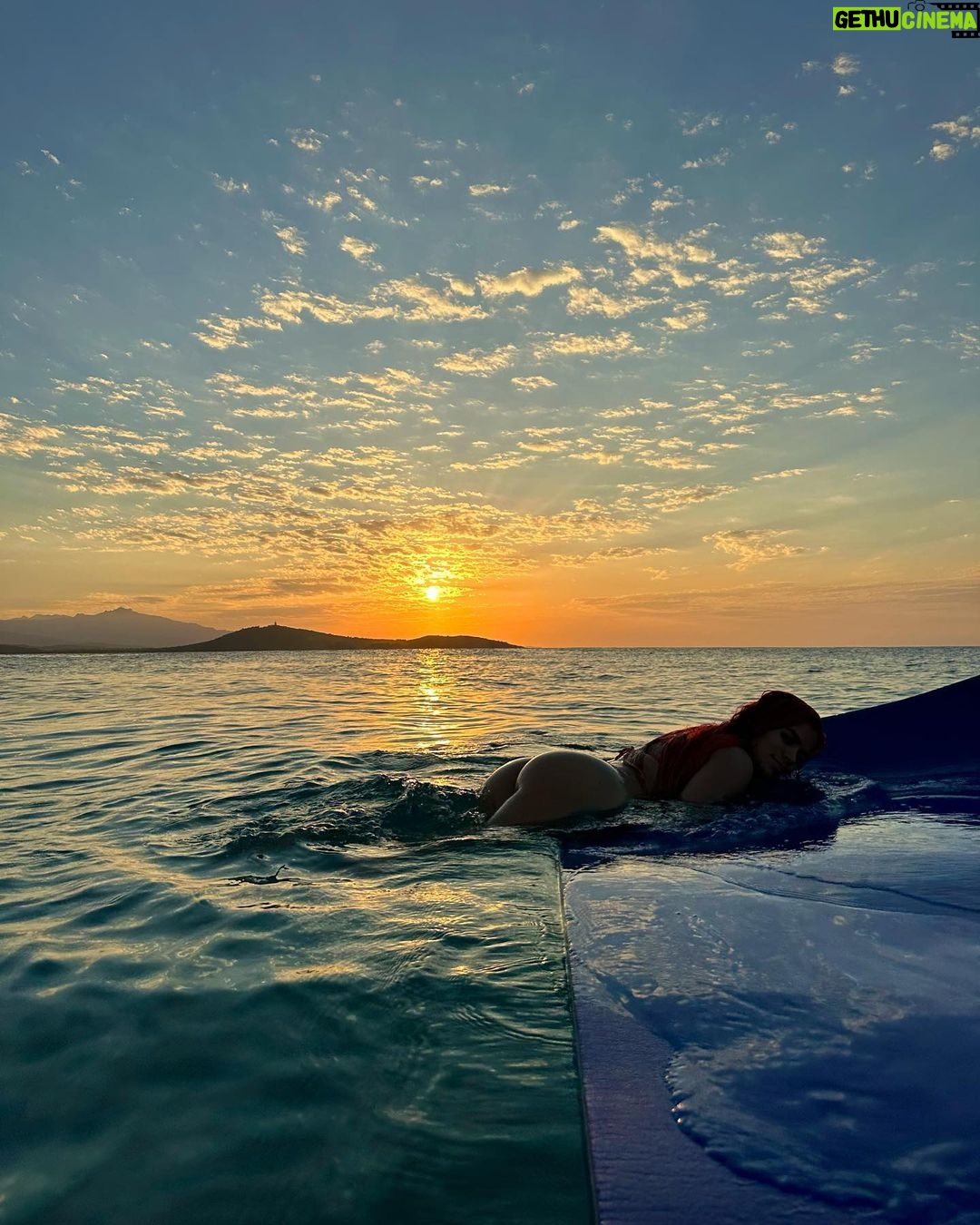 KAROL G - 7.3 Million Likes - Quería un día para mi, para agradecer y disfrutar … y así se ve en fotos ☀️🌊🐠🦀🌴🌺