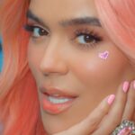 KAROL G Instagram - La Barbie astronauta … Mi favorita ✨🥹💗 WATATI VIDEO OFICIAL ✨ TIENES QUE VERLOOOoooo 🎀🐹 Pdta: La escena de vestido verde me recuerda cuando pequeñita que mi mamá no me dejaba sacar las Barbies de la caja para jugar porque les quería hacer corte de pelo y cambio de look de inmediato jajaja 😂😂😂💝 La verdad, es Todo un sueño hacer parte de este proyecto ✨✨✨ @barbiethemovie @barbiethealbum @barbie ⛱️