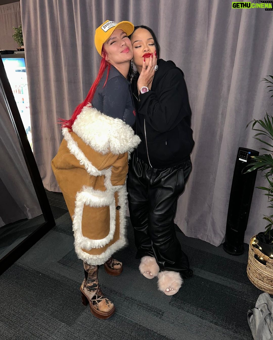 KAROL G - 9.9 Million Likes - Como Fan, tengo que decir que este fue el HIGHLIGHT de mi vida entera!!! 🖤 Espero que cuando ustedes conozcan a sus ídolos, ellos sean tan increíbles como ella lo fue conmigo. TE AMO @badgalriri ⭐️✨ #FueunaChimba