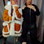 KAROL G Instagram - Como Fan, tengo que decir que este fue el HIGHLIGHT de mi vida entera!!! 🖤 Espero que cuando ustedes conozcan a sus ídolos, ellos sean tan increíbles como ella lo fue conmigo. TE AMO @badgalriri ⭐️✨ #FueunaChimba