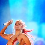 KAROL G Instagram - Es un hecho! Es una realidad ! Si está pasando!! El tour de estadios se EXTENDIÓ a otros lugares de USA así que esta experiencia la viviremos juntos también en CHICAGO, BOSTON, SAN ANTONIO, ATLANTA, ORLANDO, SANTA CLARA AAAAaaasaAaaa Que EmOcIooooOOOOn!!!! 🥹✨🌈🌸🎢☀️ Pdta: No crean que ya lo han visto todo por qué la Bichota VIENE CON NUEVA SEASON apenitas pa estrenar en el Tour 🖤💗😎 MSB.BS 🦈 ✨✨✨ LINK EN BIO Que Chimba de Parche
