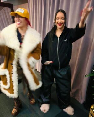 KAROL G Instagram - Como Fan, tengo que decir que este fue el HIGHLIGHT de mi vida entera!!! 🖤 Espero que cuando ustedes conozcan a sus ídolos, ellos sean tan increíbles como ella lo fue conmigo. TE AMO @badgalriri ⭐️✨ #FueunaChimba