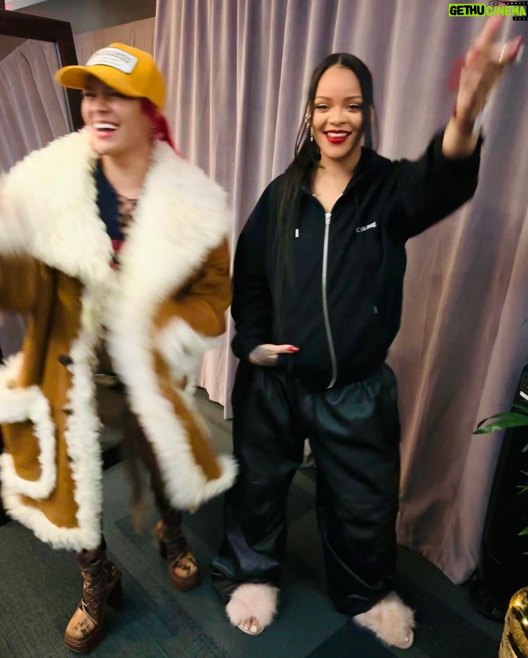 KAROL G - 9.9 Million Likes - Como Fan, tengo que decir que este fue el HIGHLIGHT de mi vida entera!!! 🖤 Espero que cuando ustedes conozcan a sus ídolos, ellos sean tan increíbles como ella lo fue conmigo. TE AMO @badgalriri ⭐️✨ #FueunaChimba