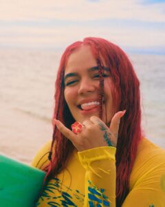 KAROL G Instagram - Gracias 2022 por lo difícil que fuiste pero más aún, por todo lo que me enseñaste ✨🌊 Cada día me siento diferente, me siento más feliz, más fuerte, mas tranquila, queriéndome mucho y valorando cada regalito de la vida y ese amor infinito por parte de ustedes que nunca me faltó 🌺 … Me quedan los recuerdos de muchas lagrimitas, de frustraciones y preguntas y cosas que siguieron rompiendo mi corazón (tal vez para reconstruirlo más bonito), pero también sueños cumplidos, de sonrisas interminables, de poder visitar los lugares mas increíbles que alguna vez conocí, y la sabiduría de poder decir que los millones los cuento en la salud, la familia y los buenos tiempos y que no importa que, ni cómo, ni cuando … MAÑANA SERÁ BONITO 🧜‍♀️🌸☀️🌴🌈🐠🌺✨🌻💜🦀 Bye Bye !!!