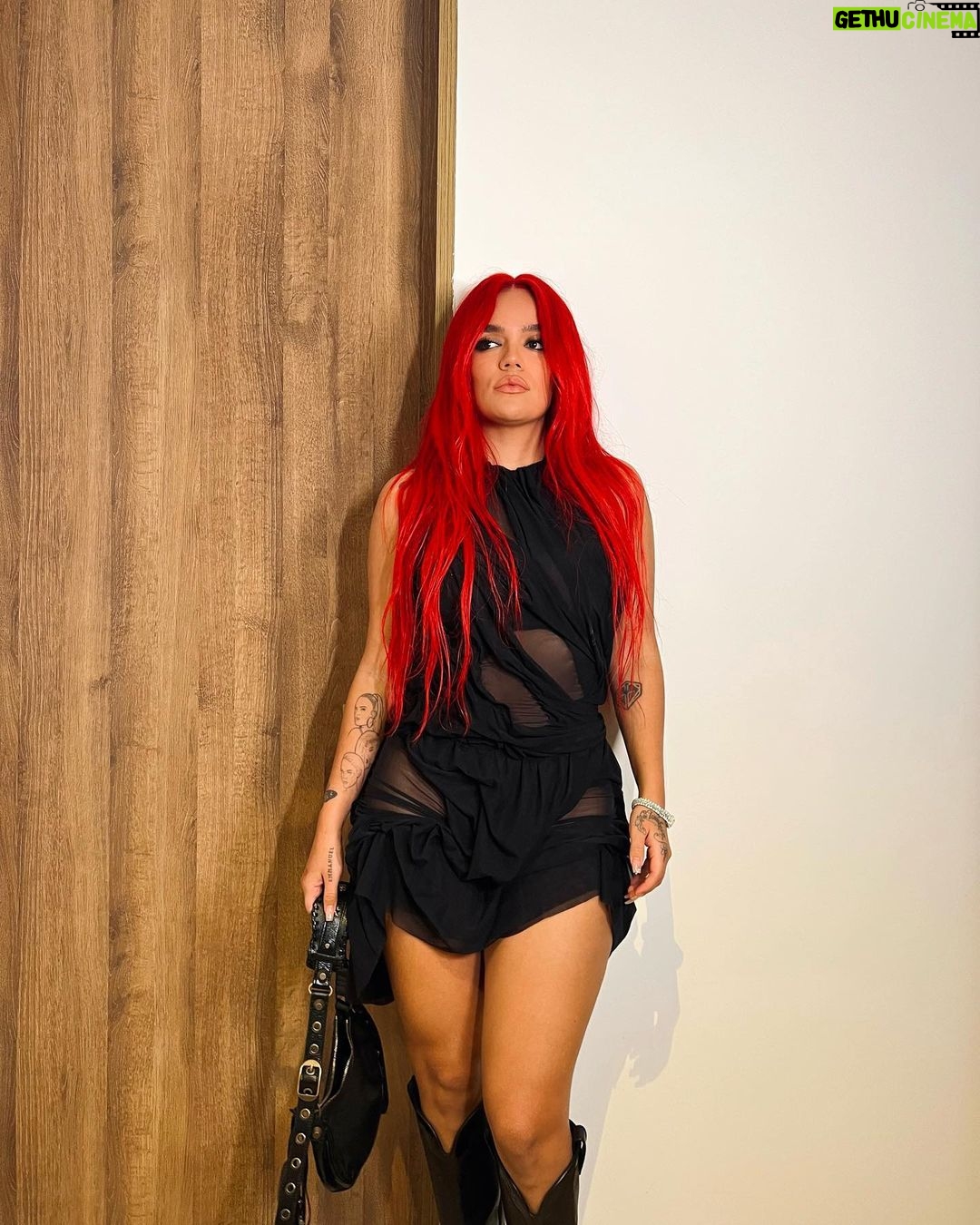 KAROL G Instagram - Saquemos un par de fotos, mientras colgรกs tu MotoOo con esta barbie de copilotOoo ๐ ๐ค๐ฑ๐๐ต๐ซ