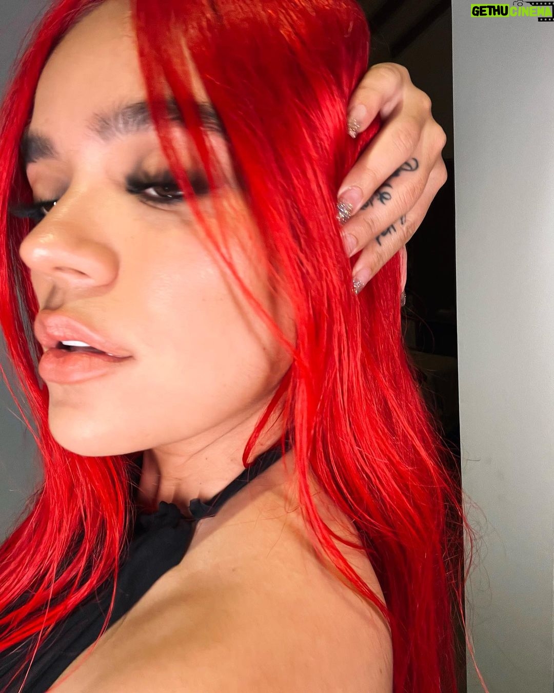 KAROL G Instagram - Saquemos un par de fotos, mientras colgรกs tu MotoOo con esta barbie de copilotOoo ๐ ๐ค๐ฑ๐๐ต๐ซ