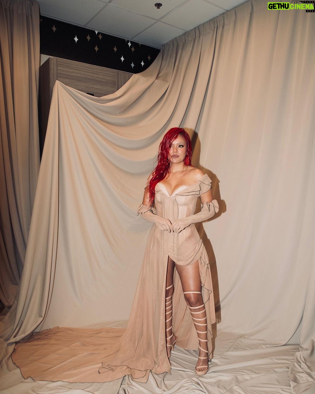 KAROL G Instagram - Me voy con el corazรณn flechaito por ustedes ๐น๐น๐น๐น๐น๐น๐น๐น๐น๐น๐คโจ