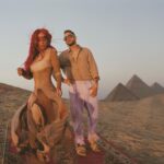KAROL G Instagram – MΓ‘s allΓ‘ de estar en mi Top 5 de lugares del mundo que soΓ±aba conocer, tenΓa una visiΓ³n un poco mΓ‘s ambiciosa en este paΓs: Cerrar las Calles, la esfinge y las pirΓ‘mides de Egipto para lograr un video que siempre estuvo en mi mente, en mis metas por cumplir y en mi corazΓ³n! Ese momento majestuoso cuando yo misma lleguΓ© a este lugar y vi que despuΓ©s de lo difΓcil que fue lograrlo, YA ERA UNA REALIDAD, lo guardo como una de las mejores sensaciones de mi vida !!! Cumplir sueΓ±os mientras trabajo y le cuento al mundo sobre ellos, no tiene precio! Gracias equipo por apoyar cada idea y cada meta, por creer en mi y nunca dudar de las cosas increΓbles que podemos lograr juntosβ¦ @ovyonthedrums siento un inmenso orgullo personal por el trabajo que juntos hemos creado β₯οΈβ¨
Para ustedes, con amor, CAIRO β¨β¨β¨ QUE CHIMBAAAAAAAAA HPPPPPPPPPPPTA!!!!!!!!!!!!!!!!!!!!! π₯Ήπ₯Ήπ₯Ή