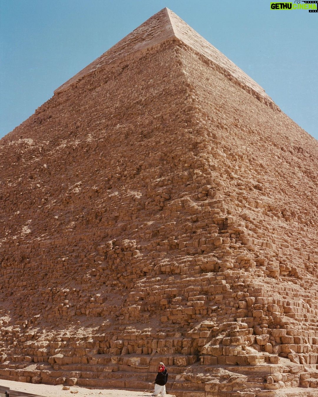 KAROL G Instagram - Más allá de estar en mi Top 5 de lugares del mundo que soñaba conocer, tenía una visión un poco más ambiciosa en este país: Cerrar las Calles, la esfinge y las pirámides de Egipto para lograr un video que siempre estuvo en mi mente, en mis metas por cumplir y en mi corazón! Ese momento majestuoso cuando yo misma llegué a este lugar y vi que después de lo difícil que fue lograrlo, YA ERA UNA REALIDAD, lo guardo como una de las mejores sensaciones de mi vida !!! Cumplir sueños mientras trabajo y le cuento al mundo sobre ellos, no tiene precio! Gracias equipo por apoyar cada idea y cada meta, por creer en mi y nunca dudar de las cosas increíbles que podemos lograr juntos… @ovyonthedrums siento un inmenso orgullo personal por el trabajo que juntos hemos creado ♥️✨ Para ustedes, con amor, CAIRO ✨✨✨ QUE CHIMBAAAAAAAAA HPPPPPPPPPPPTA!!!!!!!!!!!!!!!!!!!!! 🥹🥹🥹