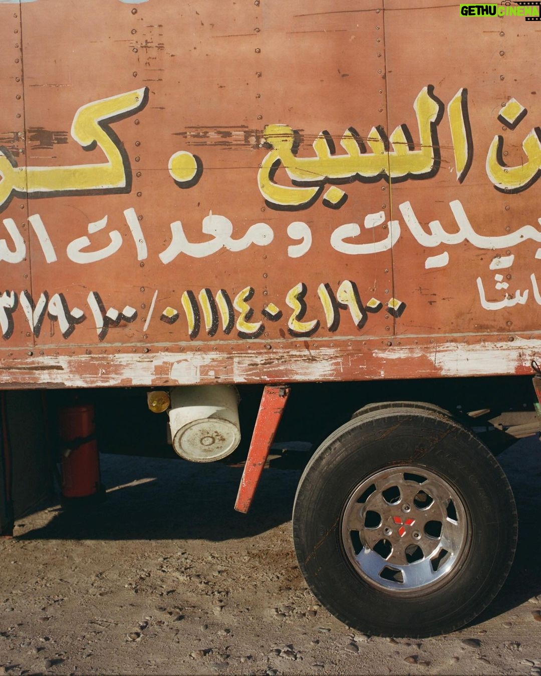 KAROL G Instagram - Más allá de estar en mi Top 5 de lugares del mundo que soñaba conocer, tenía una visión un poco más ambiciosa en este país: Cerrar las Calles, la esfinge y las pirámides de Egipto para lograr un video que siempre estuvo en mi mente, en mis metas por cumplir y en mi corazón! Ese momento majestuoso cuando yo misma llegué a este lugar y vi que después de lo difícil que fue lograrlo, YA ERA UNA REALIDAD, lo guardo como una de las mejores sensaciones de mi vida !!! Cumplir sueños mientras trabajo y le cuento al mundo sobre ellos, no tiene precio! Gracias equipo por apoyar cada idea y cada meta, por creer en mi y nunca dudar de las cosas increíbles que podemos lograr juntos… @ovyonthedrums siento un inmenso orgullo personal por el trabajo que juntos hemos creado ♥️✨ Para ustedes, con amor, CAIRO ✨✨✨ QUE CHIMBAAAAAAAAA HPPPPPPPPPPPTA!!!!!!!!!!!!!!!!!!!!! 🥹🥹🥹