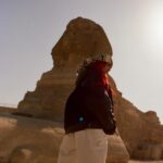 KAROL G Instagram - Más allá de estar en mi Top 5 de lugares del mundo que soñaba conocer, tenía una visión un poco más ambiciosa en este país: Cerrar las Calles, la esfinge y las pirámides de Egipto para lograr un video que siempre estuvo en mi mente, en mis metas por cumplir y en mi corazón! Ese momento majestuoso cuando yo misma llegué a este lugar y vi que después de lo difícil que fue lograrlo, YA ERA UNA REALIDAD, lo guardo como una de las mejores sensaciones de mi vida !!! Cumplir sueños mientras trabajo y le cuento al mundo sobre ellos, no tiene precio! Gracias equipo por apoyar cada idea y cada meta, por creer en mi y nunca dudar de las cosas increíbles que podemos lograr juntos… @ovyonthedrums siento un inmenso orgullo personal por el trabajo que juntos hemos creado ♥️✨ Para ustedes, con amor, CAIRO ✨✨✨ QUE CHIMBAAAAAAAAA HPPPPPPPPPPPTA!!!!!!!!!!!!!!!!!!!!! 🥹🥹🥹