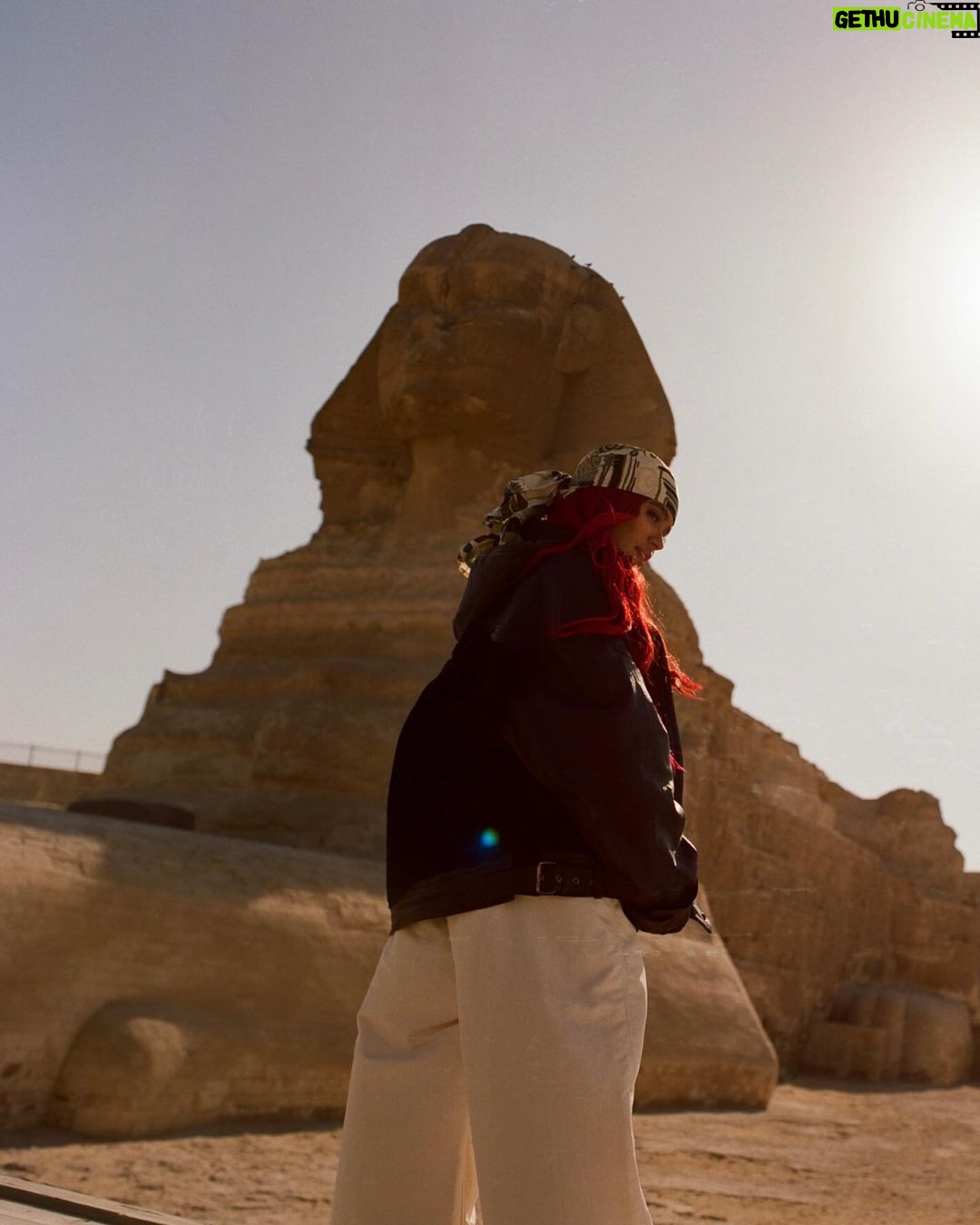KAROL G Instagram - Más allá de estar en mi Top 5 de lugares del mundo que soñaba conocer, tenía una visión un poco más ambiciosa en este país: Cerrar las Calles, la esfinge y las pirámides de Egipto para lograr un video que siempre estuvo en mi mente, en mis metas por cumplir y en mi corazón! Ese momento majestuoso cuando yo misma llegué a este lugar y vi que después de lo difícil que fue lograrlo, YA ERA UNA REALIDAD, lo guardo como una de las mejores sensaciones de mi vida !!! Cumplir sueños mientras trabajo y le cuento al mundo sobre ellos, no tiene precio! Gracias equipo por apoyar cada idea y cada meta, por creer en mi y nunca dudar de las cosas increíbles que podemos lograr juntos… @ovyonthedrums siento un inmenso orgullo personal por el trabajo que juntos hemos creado ♥️✨ Para ustedes, con amor, CAIRO ✨✨✨ QUE CHIMBAAAAAAAAA HPPPPPPPPPPPTA!!!!!!!!!!!!!!!!!!!!! 🥹🥹🥹