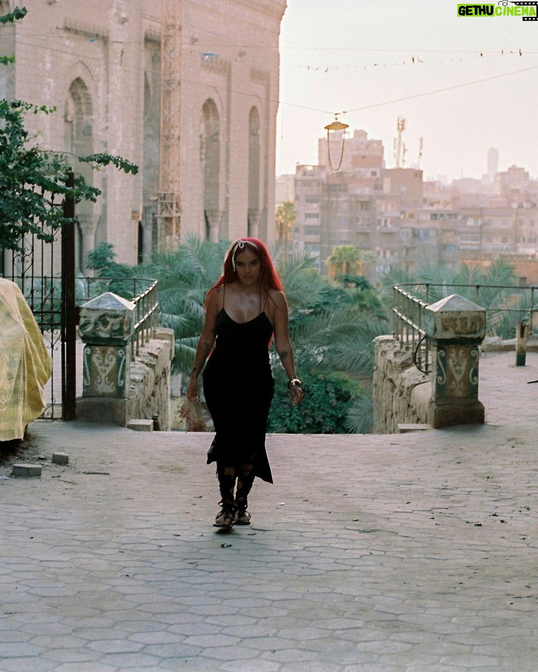 KAROL G Instagram - Más allá de estar en mi Top 5 de lugares del mundo que soñaba conocer, tenía una visión un poco más ambiciosa en este país: Cerrar las Calles, la esfinge y las pirámides de Egipto para lograr un video que siempre estuvo en mi mente, en mis metas por cumplir y en mi corazón! Ese momento majestuoso cuando yo misma llegué a este lugar y vi que después de lo difícil que fue lograrlo, YA ERA UNA REALIDAD, lo guardo como una de las mejores sensaciones de mi vida !!! Cumplir sueños mientras trabajo y le cuento al mundo sobre ellos, no tiene precio! Gracias equipo por apoyar cada idea y cada meta, por creer en mi y nunca dudar de las cosas increíbles que podemos lograr juntos… @ovyonthedrums siento un inmenso orgullo personal por el trabajo que juntos hemos creado ♥️✨ Para ustedes, con amor, CAIRO ✨✨✨ QUE CHIMBAAAAAAAAA HPPPPPPPPPPPTA!!!!!!!!!!!!!!!!!!!!! 🥹🥹🥹
