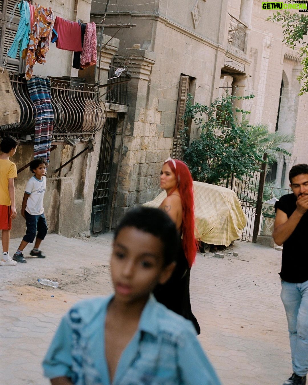 KAROL G Instagram - Más allá de estar en mi Top 5 de lugares del mundo que soñaba conocer, tenía una visión un poco más ambiciosa en este país: Cerrar las Calles, la esfinge y las pirámides de Egipto para lograr un video que siempre estuvo en mi mente, en mis metas por cumplir y en mi corazón! Ese momento majestuoso cuando yo misma llegué a este lugar y vi que después de lo difícil que fue lograrlo, YA ERA UNA REALIDAD, lo guardo como una de las mejores sensaciones de mi vida !!! Cumplir sueños mientras trabajo y le cuento al mundo sobre ellos, no tiene precio! Gracias equipo por apoyar cada idea y cada meta, por creer en mi y nunca dudar de las cosas increíbles que podemos lograr juntos… @ovyonthedrums siento un inmenso orgullo personal por el trabajo que juntos hemos creado ♥️✨ Para ustedes, con amor, CAIRO ✨✨✨ QUE CHIMBAAAAAAAAA HPPPPPPPPPPPTA!!!!!!!!!!!!!!!!!!!!! 🥹🥹🥹