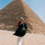 KAROL G Instagram – Más allá de estar en mi Top 5 de lugares del mundo que soñaba conocer, tenía una visión un poco más ambiciosa en este país: Cerrar las Calles, la esfinge y las pirámides de Egipto para lograr un video que siempre estuvo en mi mente, en mis metas por cumplir y en mi corazón! Ese momento majestuoso cuando yo misma llegué a este lugar y vi que después de lo difícil que fue lograrlo, YA ERA UNA REALIDAD, lo guardo como una de las mejores sensaciones de mi vida !!! Cumplir sueños mientras trabajo y le cuento al mundo sobre ellos, no tiene precio! Gracias equipo por apoyar cada idea y cada meta, por creer en mi y nunca dudar de las cosas increíbles que podemos lograr juntos… @ovyonthedrums siento un inmenso orgullo personal por el trabajo que juntos hemos creado ♥️✨
Para ustedes, con amor, CAIRO ✨✨✨ QUE CHIMBAAAAAAAAA HPPPPPPPPPPPTA!!!!!!!!!!!!!!!!!!!!! 🥹🥹🥹