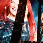 KAROL G Instagram - La verdad, resumir todo lo que quisiera decir en un caption es imposible… Antier terminó $Trip Love Tour 🖤 La energía que se sintió en cada uno de los lugares en los que estuve fue gigante, hermosa y SÚPER PODEROSA✨♥️ Podría decir que cada una de las personas que vivimos la experiencia cada noche, salimos con el corazón llenito, contento, feliz y motivado, incluyéndome a mi! Viví estos últimos dos meses de la forma más intensa y consiente que alguna vez lo haya hecho … 33 shows entre estados unidos y Canadá , 33 shows SOLD OUTS 🥹 y más de medio millón de personas que gozamos juntas cómo nunca, familias enteras, niños, adultos, viejitos 🥹 TODOS bailando y disfrutando la vida en el mismo lugar… Tengo que decir que tengo el público más lindo, el que más canta, el que más baila, los que más gritan, los más especiales… Amé los disfraces, las flores, los regalitos, los letreros, Las veces que no me dejaban cantar por gritarme cosas bonitas, las veces que me hicieron llorar de amor y que lloraron conmigo y la felicidad que cada uno irradió en ese lugar ♥️♥️♥️♥️ Gracias a Dios por la convicción que ha puesto siempre en mi alma, a todas las personas que trabajaron conmigo día y noche para hacer posible este sueño, a los artistas que me acompañaron durante el tour e hicieron que el show brillara aún más con su presencia y al increíble equipo de trabajo que se la vive conmigo día a día: Nos disfrutamos la vida como niños pero trabajamos como maquinas y por eso y más LOS AMO! (Gracias por subir al escenario a celebrar conmigo) Le dedico esto a mi casita 🇨🇴 Colombia! que está llena de talento y de personas que trabajan a diario por salir adelante ✨✨✨ y ya estoy loca por ver que me depara el futuro, estoy loca por verlos de nuevo gozársela conmigo y lista para trabajar incansablemente con el corazoncito abierto para recibir muchas bendiciones más !! Los Amo pues 13🤞🏽✨☀️🌴🌺 🌊 UN REGALITO MÁS !! Escogeré a 10 personas de las que más comenten en este post para irse conmigo y una persona más a mi concierto en el estadio de Puerto Rico !!! ♥️♥️♥️♥️ Colombia Tierra Querida