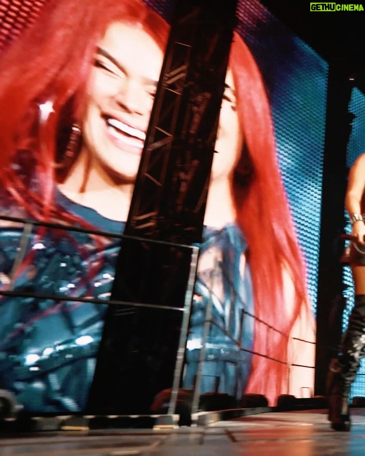 KAROL G Instagram - La verdad, resumir todo lo que quisiera decir en un caption es imposible… Antier terminó $Trip Love Tour 🖤 La energía que se sintió en cada uno de los lugares en los que estuve fue gigante, hermosa y SÚPER PODEROSA✨♥️ Podría decir que cada una de las personas que vivimos la experiencia cada noche, salimos con el corazón llenito, contento, feliz y motivado, incluyéndome a mi! Viví estos últimos dos meses de la forma más intensa y consiente que alguna vez lo haya hecho … 33 shows entre estados unidos y Canadá , 33 shows SOLD OUTS 🥹 y más de medio millón de personas que gozamos juntas cómo nunca, familias enteras, niños, adultos, viejitos 🥹 TODOS bailando y disfrutando la vida en el mismo lugar… Tengo que decir que tengo el público más lindo, el que más canta, el que más baila, los que más gritan, los más especiales… Amé los disfraces, las flores, los regalitos, los letreros, Las veces que no me dejaban cantar por gritarme cosas bonitas, las veces que me hicieron llorar de amor y que lloraron conmigo y la felicidad que cada uno irradió en ese lugar ♥️♥️♥️♥️ Gracias a Dios por la convicción que ha puesto siempre en mi alma, a todas las personas que trabajaron conmigo día y noche para hacer posible este sueño, a los artistas que me acompañaron durante el tour e hicieron que el show brillara aún más con su presencia y al increíble equipo de trabajo que se la vive conmigo día a día: Nos disfrutamos la vida como niños pero trabajamos como maquinas y por eso y más LOS AMO! (Gracias por subir al escenario a celebrar conmigo) Le dedico esto a mi casita 🇨🇴 Colombia! que está llena de talento y de personas que trabajan a diario por salir adelante ✨✨✨ y ya estoy loca por ver que me depara el futuro, estoy loca por verlos de nuevo gozársela conmigo y lista para trabajar incansablemente con el corazoncito abierto para recibir muchas bendiciones más !! Los Amo pues 13🤞🏽✨☀️🌴🌺 🌊 UN REGALITO MÁS !! Escogeré a 10 personas de las que más comenten en este post para irse conmigo y una persona más a mi concierto en el estadio de Puerto Rico !!! ♥️♥️♥️♥️ Colombia Tierra Querida