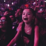 KAROL G Instagram - La verdad, resumir todo lo que quisiera decir en un caption es imposible… Antier terminó $Trip Love Tour 🖤 La energía que se sintió en cada uno de los lugares en los que estuve fue gigante, hermosa y SÚPER PODEROSA✨♥️ Podría decir que cada una de las personas que vivimos la experiencia cada noche, salimos con el corazón llenito, contento, feliz y motivado, incluyéndome a mi! Viví estos últimos dos meses de la forma más intensa y consiente que alguna vez lo haya hecho … 33 shows entre estados unidos y Canadá , 33 shows SOLD OUTS 🥹 y más de medio millón de personas que gozamos juntas cómo nunca, familias enteras, niños, adultos, viejitos 🥹 TODOS bailando y disfrutando la vida en el mismo lugar… Tengo que decir que tengo el público más lindo, el que más canta, el que más baila, los que más gritan, los más especiales… Amé los disfraces, las flores, los regalitos, los letreros, Las veces que no me dejaban cantar por gritarme cosas bonitas, las veces que me hicieron llorar de amor y que lloraron conmigo y la felicidad que cada uno irradió en ese lugar ♥️♥️♥️♥️ Gracias a Dios por la convicción que ha puesto siempre en mi alma, a todas las personas que trabajaron conmigo día y noche para hacer posible este sueño, a los artistas que me acompañaron durante el tour e hicieron que el show brillara aún más con su presencia y al increíble equipo de trabajo que se la vive conmigo día a día: Nos disfrutamos la vida como niños pero trabajamos como maquinas y por eso y más LOS AMO! (Gracias por subir al escenario a celebrar conmigo) Le dedico esto a mi casita 🇨🇴 Colombia! que está llena de talento y de personas que trabajan a diario por salir adelante ✨✨✨ y ya estoy loca por ver que me depara el futuro, estoy loca por verlos de nuevo gozársela conmigo y lista para trabajar incansablemente con el corazoncito abierto para recibir muchas bendiciones más !! Los Amo pues 13🤞🏽✨☀️🌴🌺 🌊 UN REGALITO MÁS !! Escogeré a 10 personas de las que más comenten en este post para irse conmigo y una persona más a mi concierto en el estadio de Puerto Rico !!! ♥️♥️♥️♥️ Colombia Tierra Querida