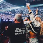 KAROL G Instagram - La verdad, resumir todo lo que quisiera decir en un caption es imposible… Antier terminó $Trip Love Tour 🖤 La energía que se sintió en cada uno de los lugares en los que estuve fue gigante, hermosa y SÚPER PODEROSA✨♥️ Podría decir que cada una de las personas que vivimos la experiencia cada noche, salimos con el corazón llenito, contento, feliz y motivado, incluyéndome a mi! Viví estos últimos dos meses de la forma más intensa y consiente que alguna vez lo haya hecho … 33 shows entre estados unidos y Canadá , 33 shows SOLD OUTS 🥹 y más de medio millón de personas que gozamos juntas cómo nunca, familias enteras, niños, adultos, viejitos 🥹 TODOS bailando y disfrutando la vida en el mismo lugar… Tengo que decir que tengo el público más lindo, el que más canta, el que más baila, los que más gritan, los más especiales… Amé los disfraces, las flores, los regalitos, los letreros, Las veces que no me dejaban cantar por gritarme cosas bonitas, las veces que me hicieron llorar de amor y que lloraron conmigo y la felicidad que cada uno irradió en ese lugar ♥️♥️♥️♥️ Gracias a Dios por la convicción que ha puesto siempre en mi alma, a todas las personas que trabajaron conmigo día y noche para hacer posible este sueño, a los artistas que me acompañaron durante el tour e hicieron que el show brillara aún más con su presencia y al increíble equipo de trabajo que se la vive conmigo día a día: Nos disfrutamos la vida como niños pero trabajamos como maquinas y por eso y más LOS AMO! (Gracias por subir al escenario a celebrar conmigo) Le dedico esto a mi casita 🇨🇴 Colombia! que está llena de talento y de personas que trabajan a diario por salir adelante ✨✨✨ y ya estoy loca por ver que me depara el futuro, estoy loca por verlos de nuevo gozársela conmigo y lista para trabajar incansablemente con el corazoncito abierto para recibir muchas bendiciones más !! Los Amo pues 13🤞🏽✨☀️🌴🌺 🌊 UN REGALITO MÁS !! Escogeré a 10 personas de las que más comenten en este post para irse conmigo y una persona más a mi concierto en el estadio de Puerto Rico !!! ♥️♥️♥️♥️ Colombia Tierra Querida