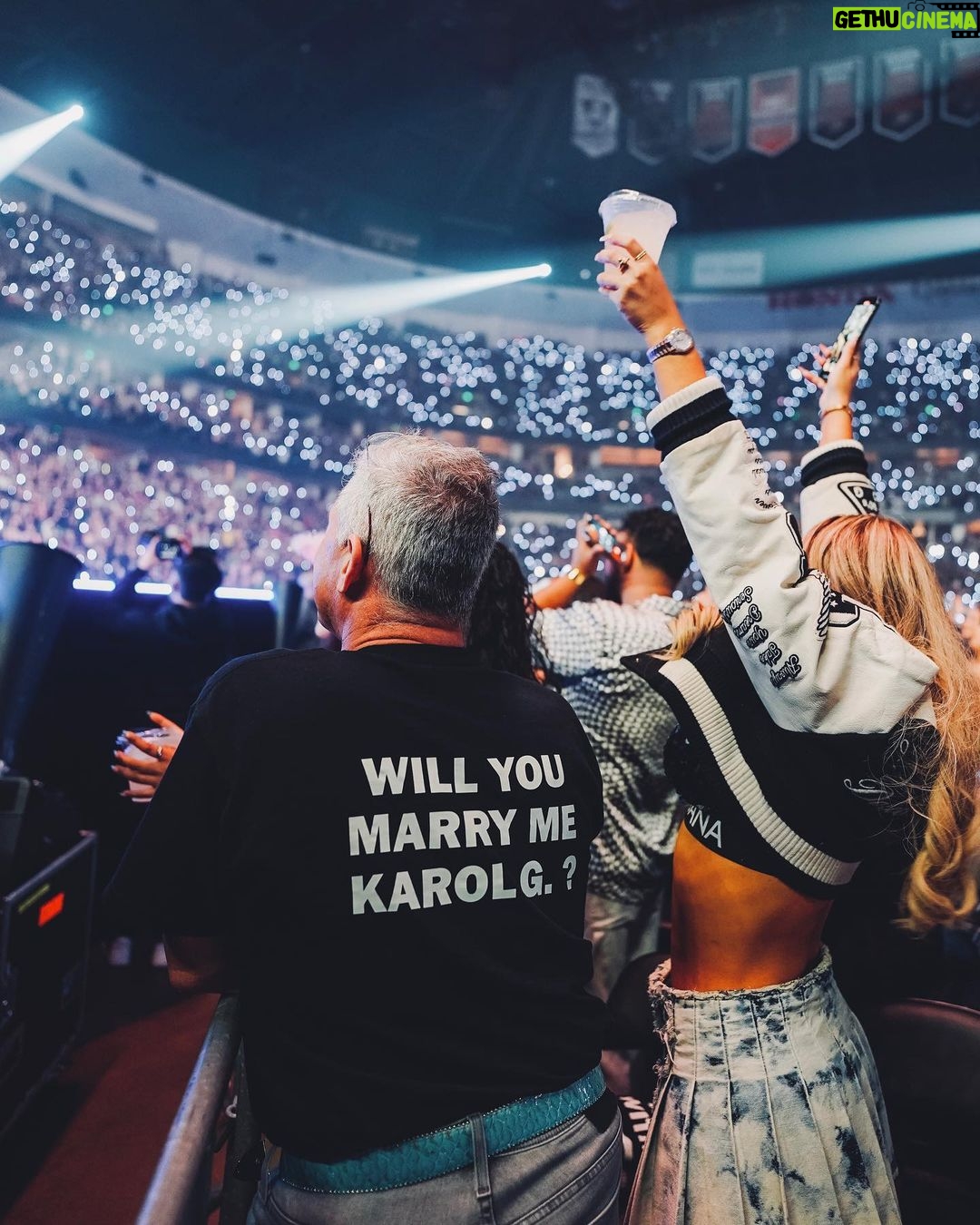 KAROL G Instagram - La verdad, resumir todo lo que quisiera decir en un caption es imposible… Antier terminó $Trip Love Tour 🖤 La energía que se sintió en cada uno de los lugares en los que estuve fue gigante, hermosa y SÚPER PODEROSA✨♥️ Podría decir que cada una de las personas que vivimos la experiencia cada noche, salimos con el corazón llenito, contento, feliz y motivado, incluyéndome a mi! Viví estos últimos dos meses de la forma más intensa y consiente que alguna vez lo haya hecho … 33 shows entre estados unidos y Canadá , 33 shows SOLD OUTS 🥹 y más de medio millón de personas que gozamos juntas cómo nunca, familias enteras, niños, adultos, viejitos 🥹 TODOS bailando y disfrutando la vida en el mismo lugar… Tengo que decir que tengo el público más lindo, el que más canta, el que más baila, los que más gritan, los más especiales… Amé los disfraces, las flores, los regalitos, los letreros, Las veces que no me dejaban cantar por gritarme cosas bonitas, las veces que me hicieron llorar de amor y que lloraron conmigo y la felicidad que cada uno irradió en ese lugar ♥️♥️♥️♥️ Gracias a Dios por la convicción que ha puesto siempre en mi alma, a todas las personas que trabajaron conmigo día y noche para hacer posible este sueño, a los artistas que me acompañaron durante el tour e hicieron que el show brillara aún más con su presencia y al increíble equipo de trabajo que se la vive conmigo día a día: Nos disfrutamos la vida como niños pero trabajamos como maquinas y por eso y más LOS AMO! (Gracias por subir al escenario a celebrar conmigo) Le dedico esto a mi casita 🇨🇴 Colombia! que está llena de talento y de personas que trabajan a diario por salir adelante ✨✨✨ y ya estoy loca por ver que me depara el futuro, estoy loca por verlos de nuevo gozársela conmigo y lista para trabajar incansablemente con el corazoncito abierto para recibir muchas bendiciones más !! Los Amo pues 13🤞🏽✨☀️🌴🌺 🌊 UN REGALITO MÁS !! Escogeré a 10 personas de las que más comenten en este post para irse conmigo y una persona más a mi concierto en el estadio de Puerto Rico !!! ♥️♥️♥️♥️ Colombia Tierra Querida