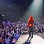 KAROL G Instagram - La verdad, resumir todo lo que quisiera decir en un caption es imposible… Antier terminó $Trip Love Tour 🖤 La energía que se sintió en cada uno de los lugares en los que estuve fue gigante, hermosa y SÚPER PODEROSA✨♥️ Podría decir que cada una de las personas que vivimos la experiencia cada noche, salimos con el corazón llenito, contento, feliz y motivado, incluyéndome a mi! Viví estos últimos dos meses de la forma más intensa y consiente que alguna vez lo haya hecho … 33 shows entre estados unidos y Canadá , 33 shows SOLD OUTS 🥹 y más de medio millón de personas que gozamos juntas cómo nunca, familias enteras, niños, adultos, viejitos 🥹 TODOS bailando y disfrutando la vida en el mismo lugar… Tengo que decir que tengo el público más lindo, el que más canta, el que más baila, los que más gritan, los más especiales… Amé los disfraces, las flores, los regalitos, los letreros, Las veces que no me dejaban cantar por gritarme cosas bonitas, las veces que me hicieron llorar de amor y que lloraron conmigo y la felicidad que cada uno irradió en ese lugar ♥️♥️♥️♥️ Gracias a Dios por la convicción que ha puesto siempre en mi alma, a todas las personas que trabajaron conmigo día y noche para hacer posible este sueño, a los artistas que me acompañaron durante el tour e hicieron que el show brillara aún más con su presencia y al increíble equipo de trabajo que se la vive conmigo día a día: Nos disfrutamos la vida como niños pero trabajamos como maquinas y por eso y más LOS AMO! (Gracias por subir al escenario a celebrar conmigo) Le dedico esto a mi casita 🇨🇴 Colombia! que está llena de talento y de personas que trabajan a diario por salir adelante ✨✨✨ y ya estoy loca por ver que me depara el futuro, estoy loca por verlos de nuevo gozársela conmigo y lista para trabajar incansablemente con el corazoncito abierto para recibir muchas bendiciones más !! Los Amo pues 13🤞🏽✨☀️🌴🌺 🌊 UN REGALITO MÁS !! Escogeré a 10 personas de las que más comenten en este post para irse conmigo y una persona más a mi concierto en el estadio de Puerto Rico !!! ♥️♥️♥️♥️ Colombia Tierra Querida
