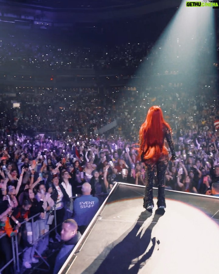 KAROL G Instagram - La verdad, resumir todo lo que quisiera decir en un caption es imposible… Antier terminó $Trip Love Tour 🖤 La energía que se sintió en cada uno de los lugares en los que estuve fue gigante, hermosa y SÚPER PODEROSA✨♥️ Podría decir que cada una de las personas que vivimos la experiencia cada noche, salimos con el corazón llenito, contento, feliz y motivado, incluyéndome a mi! Viví estos últimos dos meses de la forma más intensa y consiente que alguna vez lo haya hecho … 33 shows entre estados unidos y Canadá , 33 shows SOLD OUTS 🥹 y más de medio millón de personas que gozamos juntas cómo nunca, familias enteras, niños, adultos, viejitos 🥹 TODOS bailando y disfrutando la vida en el mismo lugar… Tengo que decir que tengo el público más lindo, el que más canta, el que más baila, los que más gritan, los más especiales… Amé los disfraces, las flores, los regalitos, los letreros, Las veces que no me dejaban cantar por gritarme cosas bonitas, las veces que me hicieron llorar de amor y que lloraron conmigo y la felicidad que cada uno irradió en ese lugar ♥️♥️♥️♥️ Gracias a Dios por la convicción que ha puesto siempre en mi alma, a todas las personas que trabajaron conmigo día y noche para hacer posible este sueño, a los artistas que me acompañaron durante el tour e hicieron que el show brillara aún más con su presencia y al increíble equipo de trabajo que se la vive conmigo día a día: Nos disfrutamos la vida como niños pero trabajamos como maquinas y por eso y más LOS AMO! (Gracias por subir al escenario a celebrar conmigo) Le dedico esto a mi casita 🇨🇴 Colombia! que está llena de talento y de personas que trabajan a diario por salir adelante ✨✨✨ y ya estoy loca por ver que me depara el futuro, estoy loca por verlos de nuevo gozársela conmigo y lista para trabajar incansablemente con el corazoncito abierto para recibir muchas bendiciones más !! Los Amo pues 13🤞🏽✨☀️🌴🌺 🌊 UN REGALITO MÁS !! Escogeré a 10 personas de las que más comenten en este post para irse conmigo y una persona más a mi concierto en el estadio de Puerto Rico !!! ♥️♥️♥️♥️ Colombia Tierra Querida