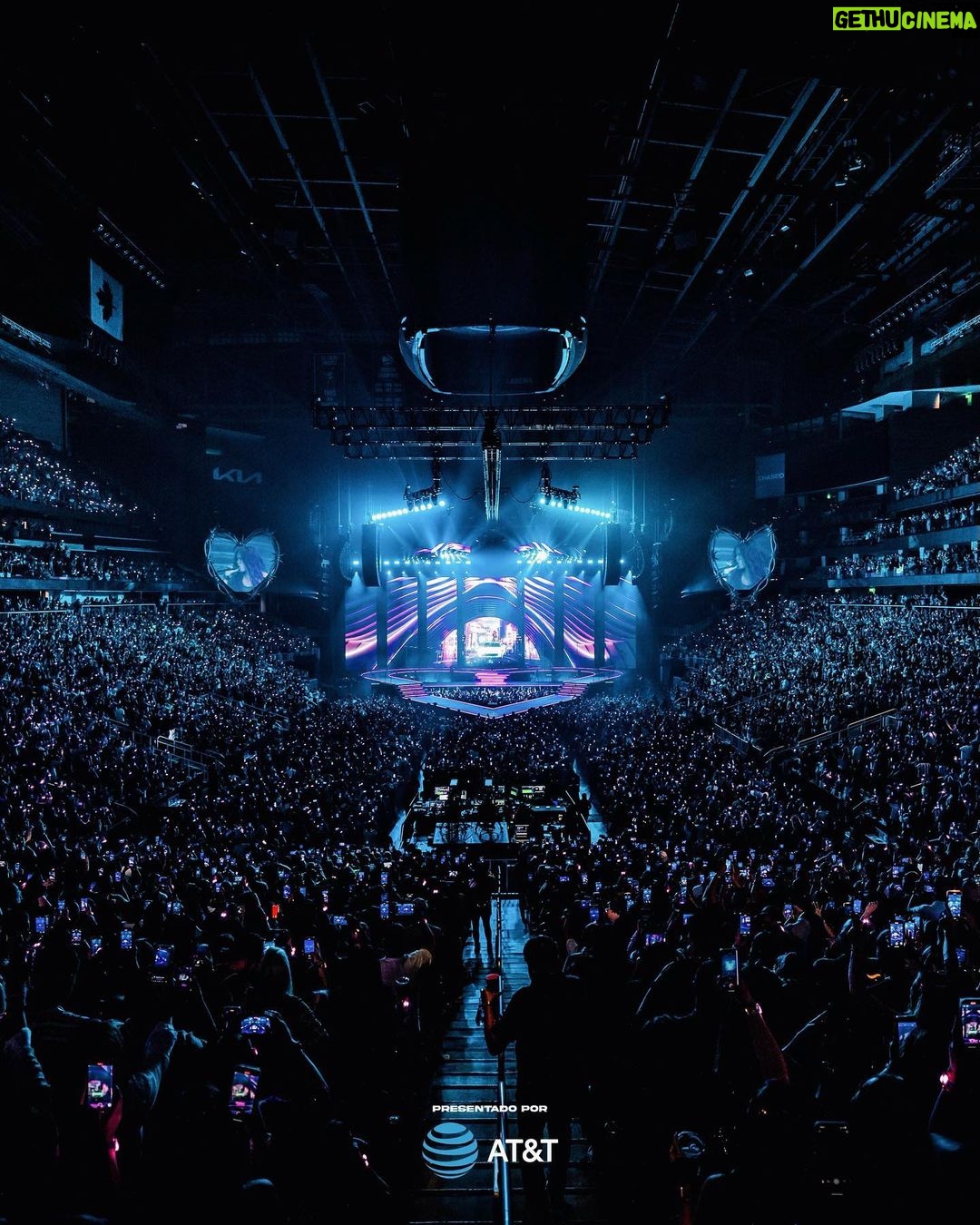 KAROL G Instagram - La verdad, resumir todo lo que quisiera decir en un caption es imposible… Antier terminó $Trip Love Tour 🖤 La energía que se sintió en cada uno de los lugares en los que estuve fue gigante, hermosa y SÚPER PODEROSA✨♥️ Podría decir que cada una de las personas que vivimos la experiencia cada noche, salimos con el corazón llenito, contento, feliz y motivado, incluyéndome a mi! Viví estos últimos dos meses de la forma más intensa y consiente que alguna vez lo haya hecho … 33 shows entre estados unidos y Canadá , 33 shows SOLD OUTS 🥹 y más de medio millón de personas que gozamos juntas cómo nunca, familias enteras, niños, adultos, viejitos 🥹 TODOS bailando y disfrutando la vida en el mismo lugar… Tengo que decir que tengo el público más lindo, el que más canta, el que más baila, los que más gritan, los más especiales… Amé los disfraces, las flores, los regalitos, los letreros, Las veces que no me dejaban cantar por gritarme cosas bonitas, las veces que me hicieron llorar de amor y que lloraron conmigo y la felicidad que cada uno irradió en ese lugar ♥️♥️♥️♥️ Gracias a Dios por la convicción que ha puesto siempre en mi alma, a todas las personas que trabajaron conmigo día y noche para hacer posible este sueño, a los artistas que me acompañaron durante el tour e hicieron que el show brillara aún más con su presencia y al increíble equipo de trabajo que se la vive conmigo día a día: Nos disfrutamos la vida como niños pero trabajamos como maquinas y por eso y más LOS AMO! (Gracias por subir al escenario a celebrar conmigo) Le dedico esto a mi casita 🇨🇴 Colombia! que está llena de talento y de personas que trabajan a diario por salir adelante ✨✨✨ y ya estoy loca por ver que me depara el futuro, estoy loca por verlos de nuevo gozársela conmigo y lista para trabajar incansablemente con el corazoncito abierto para recibir muchas bendiciones más !! Los Amo pues 13🤞🏽✨☀️🌴🌺 🌊 UN REGALITO MÁS !! Escogeré a 10 personas de las que más comenten en este post para irse conmigo y una persona más a mi concierto en el estadio de Puerto Rico !!! ♥️♥️♥️♥️ Colombia Tierra Querida