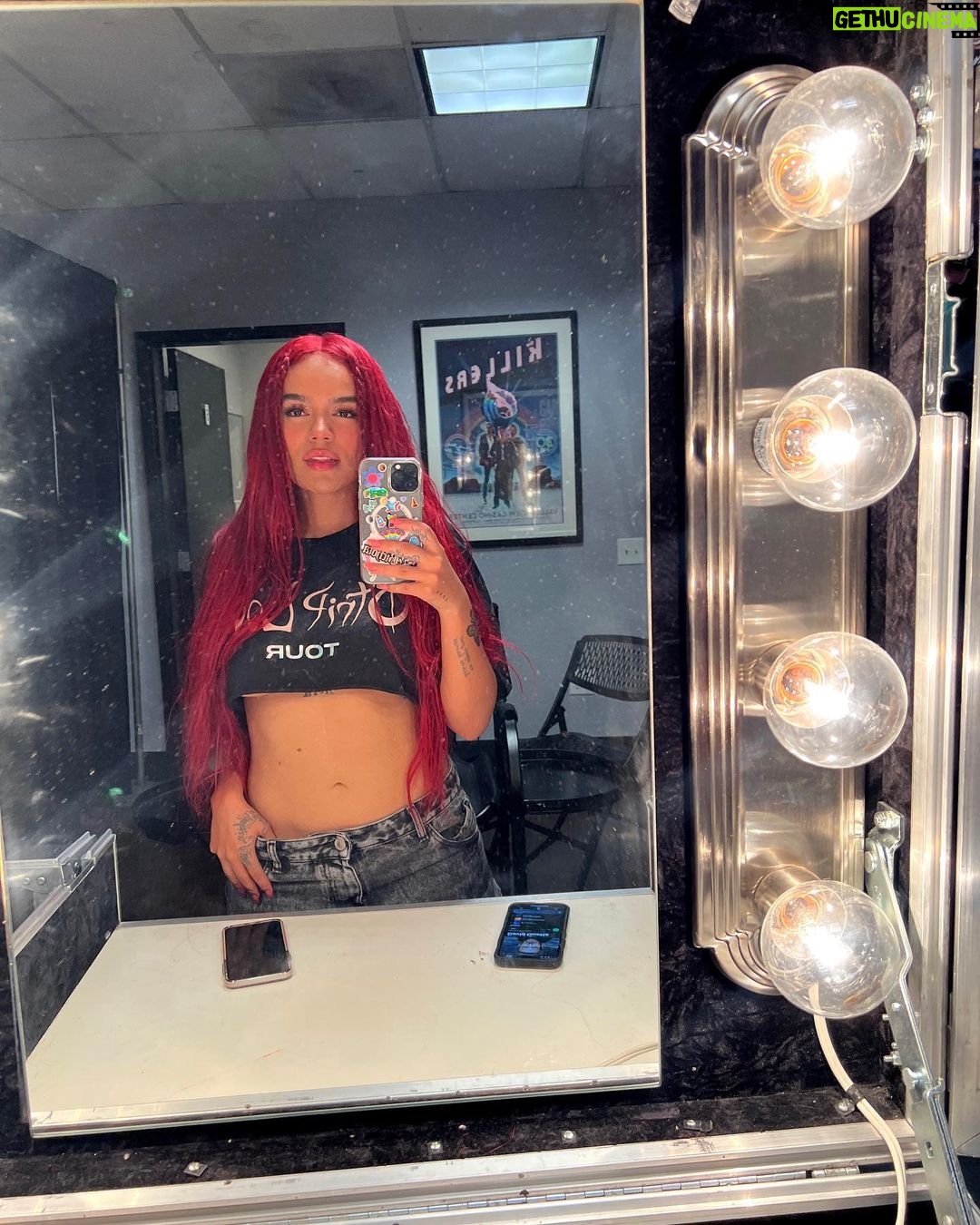 KAROL G Instagram - La última es mi favorita porque estaba grabando algo que estoy loca porque vean pero que falta mucho para que pase 🥹🌺🌊🌞 Cual es tu favoritaaaaa pues !???? ✨✨✨✨✨✨✨✨✨✨✨✨ 13