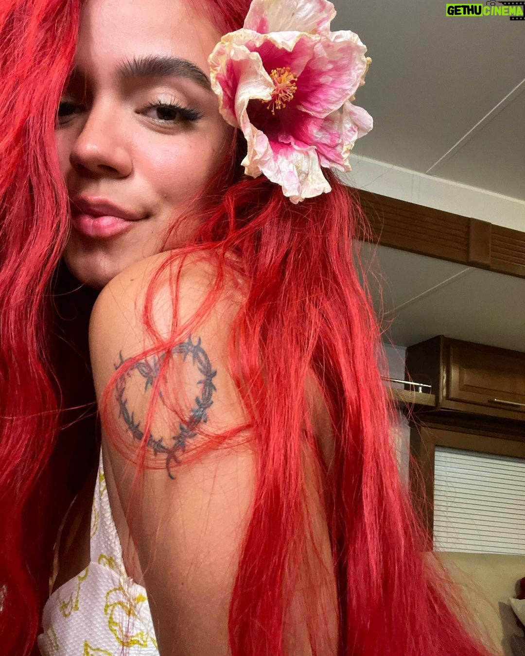 KAROL G Instagram - La última es mi favorita porque estaba grabando algo que estoy loca porque vean pero que falta mucho para que pase 🥹🌺🌊🌞 Cual es tu favoritaaaaa pues !???? ✨✨✨✨✨✨✨✨✨✨✨✨ 13