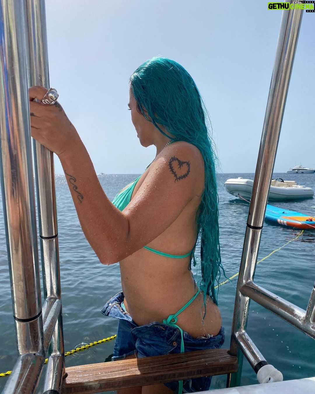 KAROL G Instagram - Yo soy Del Mar 🌊🌞✨ Y DE USTEDES 🌺🌺🌺 Bonita Bonita