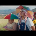 KAROL G Instagram - … yo se que había dicho que no … pero con el amor a este álbum y mis ganas de cantar todas las canciones con ustedes NO ME AGUANTÉ 🙈🥺 #MañanaSeraBonitoTour es una realidad 🥹☀️🌺 🌊🐠🦀🌴🐈‍⬛ 🌸 Regístrate Link in BIO