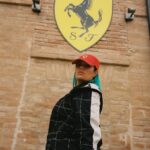 KAROL G Instagram - Ayer me invitaron a conocer la factoría de ferrari en Italia 🇮🇹 y a correr Fórmula 1 con el actual campeón en Silverstone @carlossainz55 🥺✨ Gracias @ferrari y @missionwinnow por la invitación 🖤❤️🖤❤️🖤 Real , una de las mejores experiencias de mi vida !!!!!!!!!!!!!! ⛽️🚧⛽️ Ferrari Factory Maranello,Italy