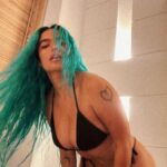 KAROL G Instagram - taba con alguien pero ya estoy free 🖤 Hola bebé