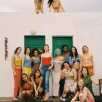 KAROL G Instagram - La vibra, la magia, el amor y LA PAZ con la que fluyó todo 🌴🌊 Grabar el video de #PROVENZA me dejo cosas Increíbles!! pero nada tan especial como haber compartido con ellas 🌺 mujeres de todas partes del mundo… hablamos de la vida, de sueños, de nuestras culturas, cantamos y la pasamos brutal mientras nos grababan un video musical. A ellas les dedico este post ❤️‍🩹🌱GRACIAS por hacerme sentir tan humana, tan especial y por compartir su vibra más bonita conmigo… para toda la vida 🤞🏽 Lanzarote, Canarias, Spain