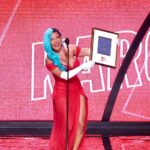KAROL G Instagram – Ayer fue el que ha sido para mi tal vez uno de los días más especiales del año… Billboard Me hizo un increíble honor cómo “Rule Breaker” en una noche donde celebran el talento y el trabajo de la mujer en la industria de la música. 

Vi esa gala durante años soñando estar allí, visualizándome convencida de que trabajando duro podía llegar y puedo decir que fue más especial de lo que incluso pensé que podría ser❤️‍🔥 Además de tener la increíble oportunidad de cantar delante de mujeres que tanto admiro y respeto. 

Hoy me desperté sin poder creerlo todavía pero ahí está una vez más … lo lindo de la vida y los sueños QUE SI SE CUMPLEN y aún no caigo de cómo y después de tantos año pero SI PASA ♥️♥️♥️ 
Gracias a todos los que estuvieron ahí presentes , Gracias @billboard por semejante noche ✨✨✨

Pdta: Mi expresión en último video expresa todo lo que quise decir en este mensaje 🥺🥺🥺