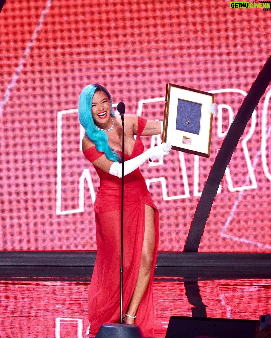 KAROL G Instagram - Ayer fue el que ha sido para mi tal vez uno de los días más especiales del año… Billboard Me hizo un increíble honor cómo “Rule Breaker” en una noche donde celebran el talento y el trabajo de la mujer en la industria de la música. Vi esa gala durante años soñando estar allí, visualizándome convencida de que trabajando duro podía llegar y puedo decir que fue más especial de lo que incluso pensé que podría ser❤️🔥 Además de tener la increíble oportunidad de cantar delante de mujeres que tanto admiro y respeto. Hoy me desperté sin poder creerlo todavía pero ahí está una vez más … lo lindo de la vida y los sueños QUE SI SE CUMPLEN y aún no caigo de cómo y después de tantos año pero SI PASA ♥️♥️♥️ Gracias a todos los que estuvieron ahí presentes , Gracias @billboard por semejante noche ✨✨✨ Pdta: Mi expresión en último video expresa todo lo que quise decir en este mensaje 🥺🥺🥺