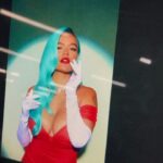 KAROL G Instagram – Ayer fue el que ha sido para mi tal vez uno de los días más especiales del año… Billboard Me hizo un increíble honor cómo “Rule Breaker” en una noche donde celebran el talento y el trabajo de la mujer en la industria de la música. 

Vi esa gala durante años soñando estar allí, visualizándome convencida de que trabajando duro podía llegar y puedo decir que fue más especial de lo que incluso pensé que podría ser❤️‍🔥 Además de tener la increíble oportunidad de cantar delante de mujeres que tanto admiro y respeto. 

Hoy me desperté sin poder creerlo todavía pero ahí está una vez más … lo lindo de la vida y los sueños QUE SI SE CUMPLEN y aún no caigo de cómo y después de tantos año pero SI PASA ♥️♥️♥️ 
Gracias a todos los que estuvieron ahí presentes , Gracias @billboard por semejante noche ✨✨✨

Pdta: Mi expresión en último video expresa todo lo que quise decir en este mensaje 🥺🥺🥺