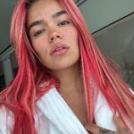 KAROL G Instagram – No se ni por donde empezar este mensaje … Hoy se hizo pública mi portada de la revista GQ, una portada con una imagen que NO me representa. Mi cara no se ve así , mi cuerpo no se ve así y yo me siento muy feliz y cómoda con cómo me veo natural. Agradezco la revista oportunidad porque fui muy feliz cuando confirmaron que estaría ahí, pero a pesar de dejar clara mi inconformidad con la cantidad de ediciones que le
hicieron a la foto, no hicieron nada al respecto, como si para verme bien necesitara de todos esos cambios. Entiendo las repercusiones que puede tener esto, pero más allá de sentir que es una falta de respeto a mi , es a las mujeres que todos los días nos despertamos buscando sentirnos cómodas con nosotras mismas a pesar de los estereotipos de la sociedad.