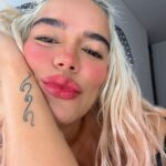 KAROL G Instagram - Última fotico de mi 2023, con una fotico de lo mas lindo que me pasó este 2023, con mi estrén del 31 (que en realidad no estoy estrenando porque esto ya me lo he puesto varias veces), para darles las gracias por tanto amor y desearles un 2024 donde cada uno crea en sí mismo por encima de cualquier cosa… donde por fin te decidas a ir por eso que tanto has soñado, donde se te de eso por lo que tanto has trabajado, donde explotes tu potencial al máximo y seas INMENSAMENTE FELIZ… un 2024 INOLVIDABLE!!! Que Diosito me los bendiga a todos pues … tic toc tic toc 🕰️ 5..4..3..2..1… FELIZ AñOooooOOo!!!! ✨🎇🎆🍇☘️🫶🏽💌🤍 🎆🎇🎆🎇 Medellin, Colombia