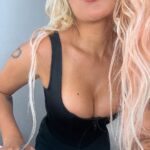 KAROL G Instagram - Última fotico de mi 2023, con una fotico de lo mas lindo que me pasó este 2023, con mi estrén del 31 (que en realidad no estoy estrenando porque esto ya me lo he puesto varias veces), para darles las gracias por tanto amor y desearles un 2024 donde cada uno crea en sí mismo por encima de cualquier cosa… donde por fin te decidas a ir por eso que tanto has soñado, donde se te de eso por lo que tanto has trabajado, donde explotes tu potencial al máximo y seas INMENSAMENTE FELIZ… un 2024 INOLVIDABLE!!! Que Diosito me los bendiga a todos pues … tic toc tic toc 🕰️ 5..4..3..2..1… FELIZ AñOooooOOo!!!! ✨🎇🎆🍇☘️🫶🏽💌🤍 🎆🎇🎆🎇 Medellin, Colombia
