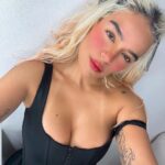 KAROL G Instagram - Última fotico de mi 2023, con una fotico de lo mas lindo que me pasó este 2023, con mi estrén del 31 (que en realidad no estoy estrenando porque esto ya me lo he puesto varias veces), para darles las gracias por tanto amor y desearles un 2024 donde cada uno crea en sí mismo por encima de cualquier cosa… donde por fin te decidas a ir por eso que tanto has soñado, donde se te de eso por lo que tanto has trabajado, donde explotes tu potencial al máximo y seas INMENSAMENTE FELIZ… un 2024 INOLVIDABLE!!! Que Diosito me los bendiga a todos pues … tic toc tic toc 🕰️ 5..4..3..2..1… FELIZ AñOooooOOo!!!! ✨🎇🎆🍇☘️🫶🏽💌🤍 🎆🎇🎆🎇 Medellin, Colombia