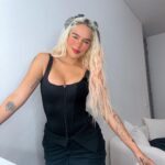 KAROL G Instagram - Última fotico de mi 2023, con una fotico de lo mas lindo que me pasó este 2023, con mi estrén del 31 (que en realidad no estoy estrenando porque esto ya me lo he puesto varias veces), para darles las gracias por tanto amor y desearles un 2024 donde cada uno crea en sí mismo por encima de cualquier cosa… donde por fin te decidas a ir por eso que tanto has soñado, donde se te de eso por lo que tanto has trabajado, donde explotes tu potencial al máximo y seas INMENSAMENTE FELIZ… un 2024 INOLVIDABLE!!! Que Diosito me los bendiga a todos pues … tic toc tic toc 🕰️ 5..4..3..2..1… FELIZ AñOooooOOo!!!! ✨🎇🎆🍇☘️🫶🏽💌🤍 🎆🎇🎆🎇 Medellin, Colombia