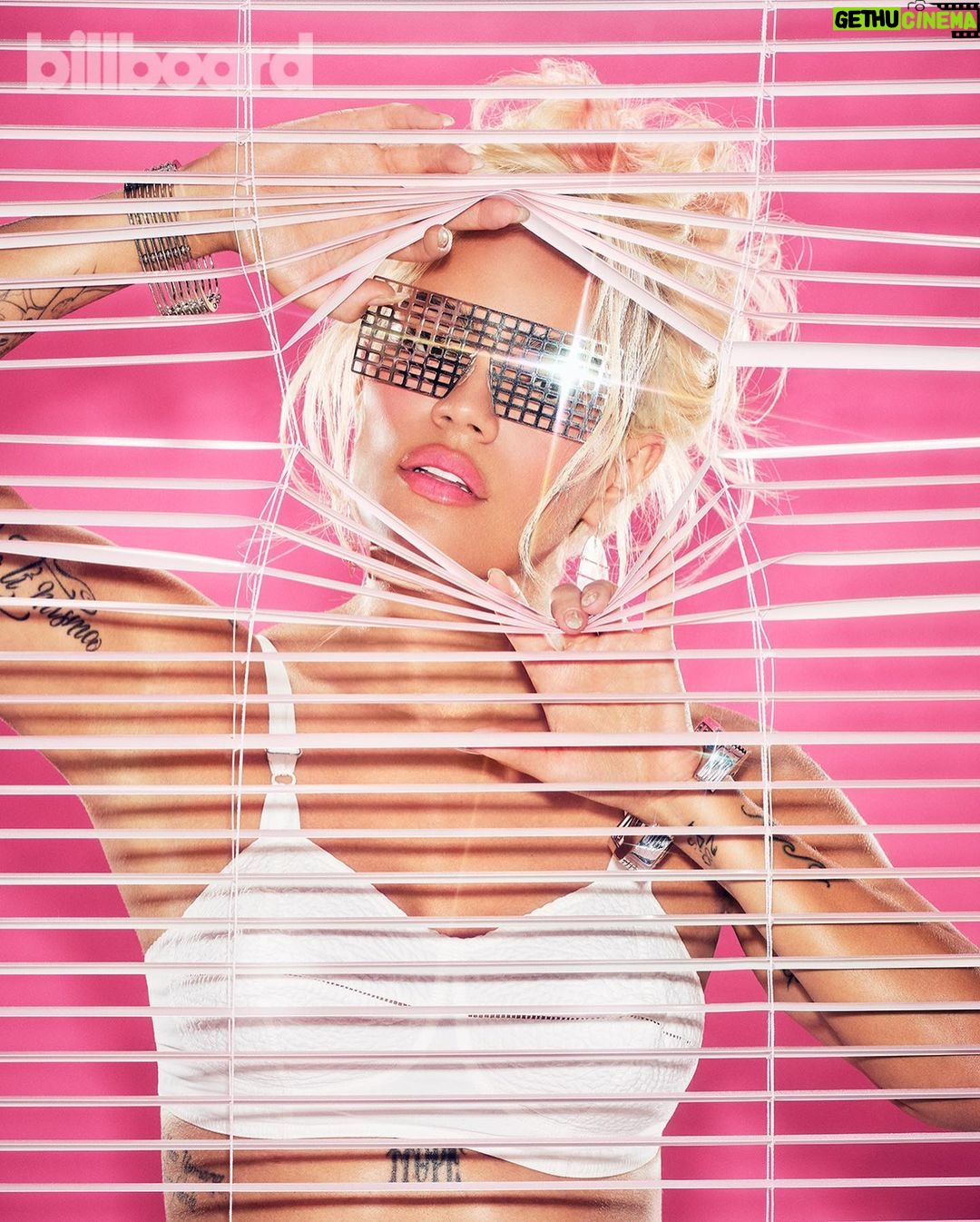 KAROL G Instagram - Gracias @billboard por elegirme como la portada de la edición más especial del año, The #1s Issue ✨ No podría sentirme más orgullosa de todo el trabajo que hay detrás de estos logros 🏹🤍