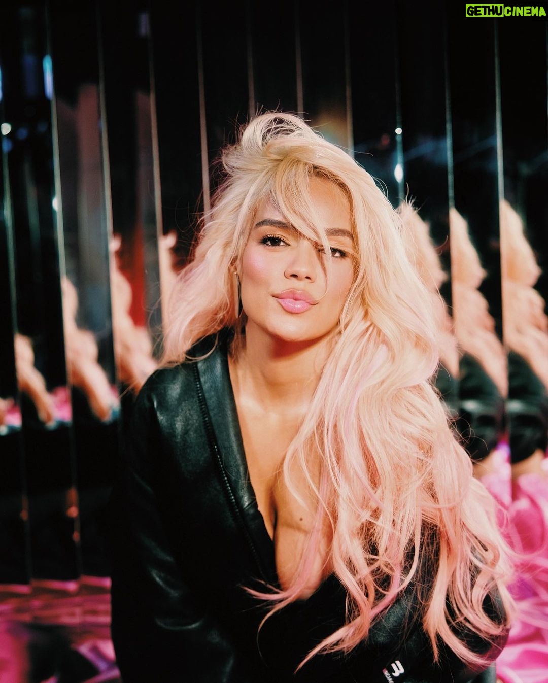 KAROL G Instagram - Gracias @billboard por elegirme como la portada de la edición más especial del año, The #1s Issue ✨ No podría sentirme más orgullosa de todo el trabajo que hay detrás de estos logros 🏹🤍