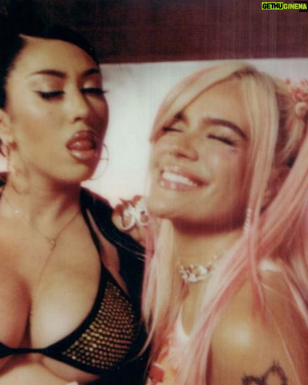 KAROL G Instagram - Karol y Kaliuchis … La combi perfecta pa olvidarse de ese Mal 🦂✨ LABIOS MORDIDOS 👄💦 HOY! Junto a @kaliuchis 🥵 mamiiii NO ESTOY SOPORTANDOooo 💅💅💅 LINK EN BIO