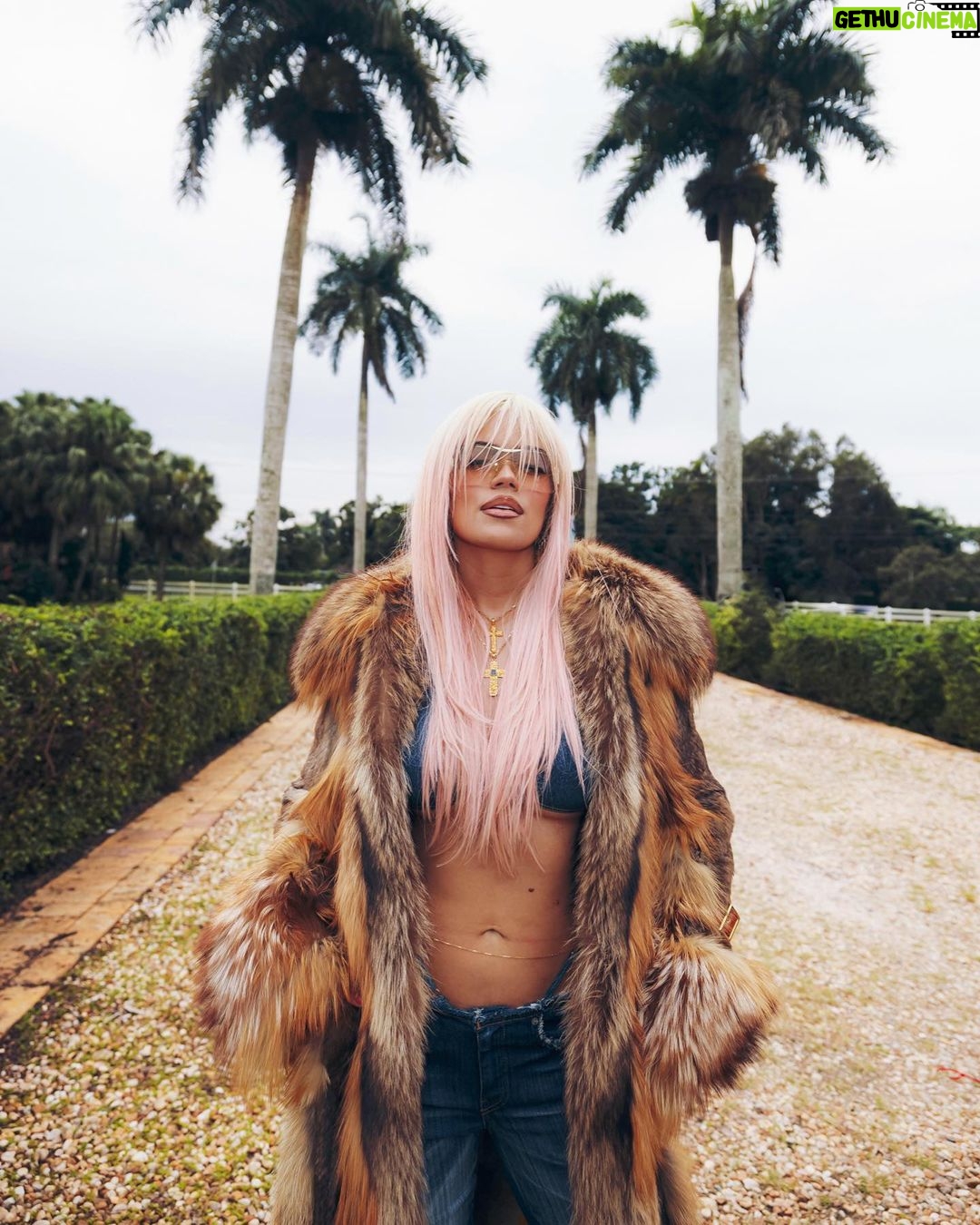 KAROL G Instagram - Karol y Kaliuchis … La combi perfecta pa olvidarse de ese Mal 🦂✨ LABIOS MORDIDOS 👄💦 HOY! Junto a @kaliuchis 🥵 mamiiii NO ESTOY SOPORTANDOooo 💅💅💅 LINK EN BIO