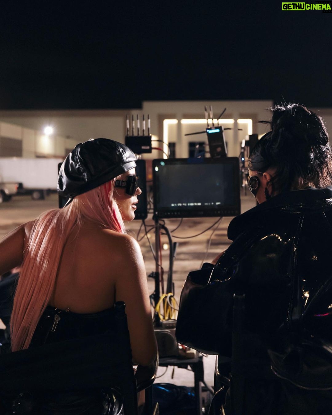 KAROL G Instagram - Karol y Kaliuchis … La combi perfecta pa olvidarse de ese Mal 🦂✨ LABIOS MORDIDOS 👄💦 HOY! Junto a @kaliuchis 🥵 mamiiii NO ESTOY SOPORTANDOooo 💅💅💅 LINK EN BIO