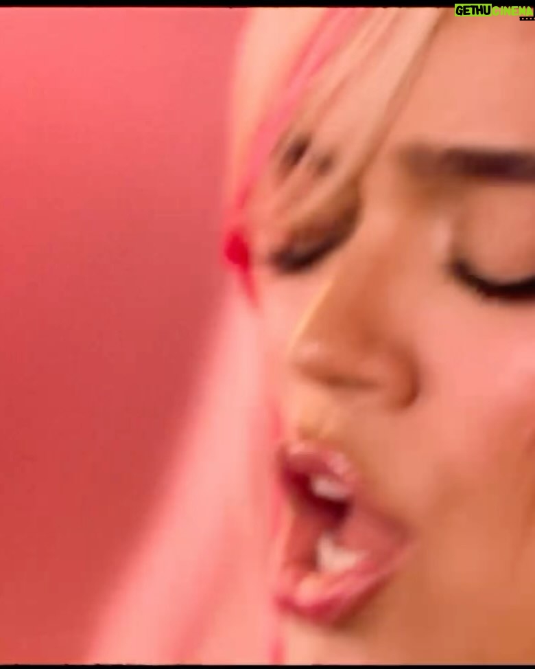 KAROL G Instagram - Karol y Kaliuchis … La combi perfecta pa olvidarse de ese Mal 🦂✨ LABIOS MORDIDOS 👄💦 HOY! Junto a @kaliuchis 🥵 mamiiii NO ESTOY SOPORTANDOooo 💅💅💅 LINK EN BIO